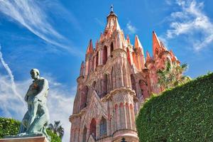 san miguel de allende, punto di riferimento parroquia de san miguel arcangelo cattedrale nel centro storico della città foto