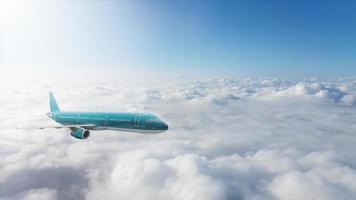 aereo commerciale che vola sopra le nuvole foto