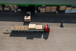 il camion è caricato con compensato nella vista dall'alto della fabbrica foto