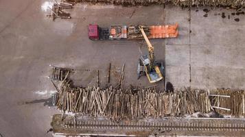fotografia aerea con vista dall'alto dell'impresa di lavorazione del legno con drone foto