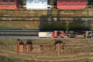 manutenzione e riparazione della ferrovia vista dall'alto con drone foto