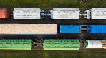 vista dall'alto di vagoni ferroviari da un drone foto