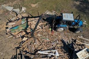 trattore smonta le macerie dopo la distruzione della casa. foto