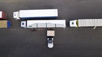 caricamento di un camion in una vista dall'alto di un centro logistico foto