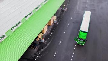 il camion è in attesa di carico presso il centro logistico foto