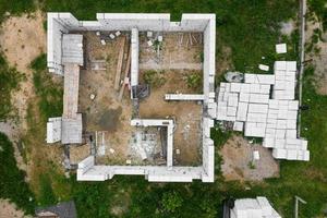 cantiere di una casa privata fatta di blocchi di silicato di gas vista dall'alto foto