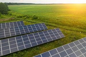 vista dall'alto della stazione dell'impianto solare. l'energia solare è una grande energia per produrre energia elettrica. questo è energia pulita e buoni affari per l'ambiente. sistema di energia solare è una fonte importante di energia rinnovabile foto