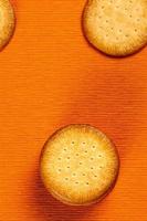 biscotti fatti in casa su sfondo di stoffa arancione. immagine verticale. foto