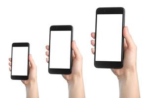 set di mani di donna utilizzando smartphone con schermo vuoto, isolato su sfondo bianco foto