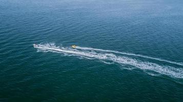 vista aerea della moto d'acqua nell'oceano foto