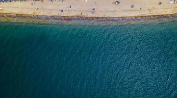 fotografia aerea di mare e spiaggia sabbiosa con drone foto