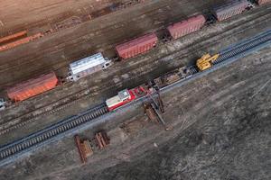 manutenzione e riparazione della ferrovia vista dall'alto con drone foto