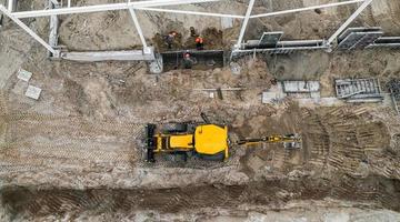 l'installazione del telaio dell'edificio in una vista dall'alto del cantiere foto