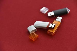 varie unità flash USB su sfondo rosso foto