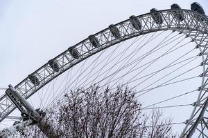 London Eye da terra con macchinari foto