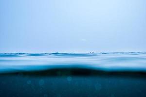 superficie dell'onda blu sul mare foto