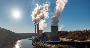 centrale elettrica di fort martin sulle rive del fiume monongahela foto