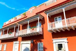 colombia, pittoresche strade colorate di cartagena nello storico quartiere di getsemani vicino alla città murata, ciudad amurallada, un sito del patrimonio mondiale dell'unesco foto