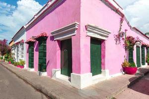 colombia, pittoresche strade colorate di cartagena nello storico quartiere di getsemani vicino alla città murata, ciudad amurallada, un sito del patrimonio mondiale dell'unesco foto