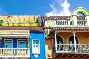 colombia, pittoresche strade colorate di cartagena nello storico quartiere di getsemani vicino alla città murata, ciudad amurallada, un sito del patrimonio mondiale dell'unesco foto