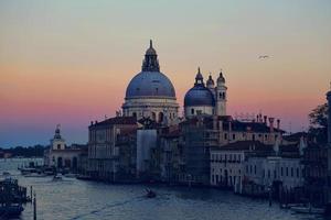 cattedrale di santa maria della salute - vista dal ponte dell'accademia foto