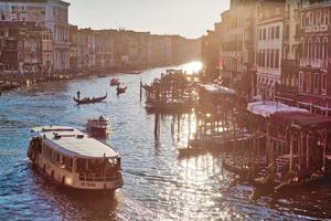 punto di riferimento ponte di rialto, uno dei luoghi simbolo di Venezia più visitati foto