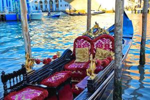 gondola di lusso in attesa di turisti vicino al ponte di rialto a venezia foto