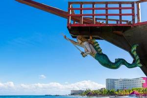 jolly roger spettacolo di pirati e crociera intrattenendo il pubblico con una spettacolare battaglia tra pirati nel mare caraibico della riviera maya foto