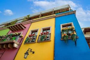 messico, monterrey, edifici storici colorati nel centro della città vecchia, barrio antiguo, una famosa attrazione turistica foto