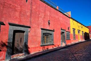 messico, edifici colorati e strade di san miguel de allende nel centro storico della città foto