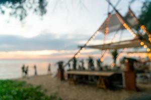 sfocatura astratta ristorante bar sulla spiaggia per lo sfondo foto