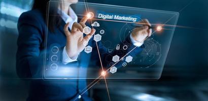 marketing digitale. donna di affari che disegna la rete globale della struttura sull'acquisto in linea dei pagamenti dell'interfaccia. icona connessione di rete del cliente sullo schermo virtuale. concetto di tecnologia di innovazione aziendale foto