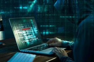 hacker informatico. crimine su Internet che lavora su un codice sullo schermo del laptop con sfondo digitale scuro. attacco informatico nel concetto di cyberspazio foto