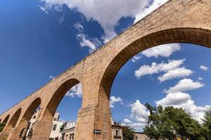 morelia, michoacan, acquedotto antico, aqueducto morelia, nel centro storico della città foto