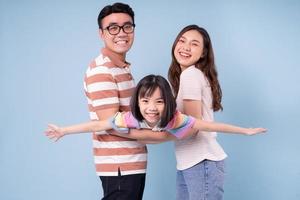 ritratto di giovane famiglia asiatica sullo sfondo foto