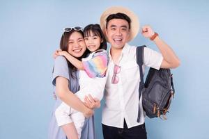 immagine di sfondo di concetto di viaggio giovane famiglia asiatica foto
