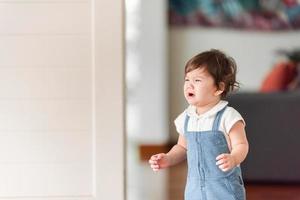 bambino bambino piccolo persona piange a casa, i neonati piangono e vivono al chiuso una casa con la famiglia, concetto di cura dell'infanzia e confortante foto