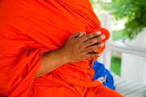 primo piano mano dal monaco asiatico, prega, bangkok, thailandia. foto