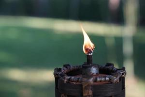 torcia e fuoco nel giardino del mattino. foto
