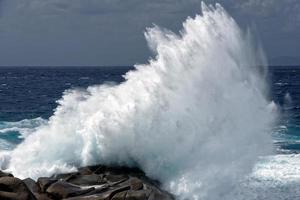 onde che battono la costa a capo testa sardegna foto