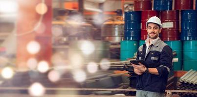 responsabile tecnico dell'operaio di fabbrica intelligente che lavora in un cantiere industriale, indossando un elmetto per la sicurezza. foto