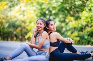 le donne si esercitano felicemente per una buona salute. concetto di esercizio foto