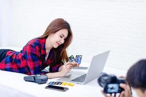 la donna e il computer nella stanza bianca lavoro felice il concetto di lavoro felice a casa foto