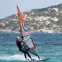 porto pollo, sardegna, italia, 2015. windsurf a porto pollo in sardegna foto