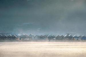 ban rak thai, tè del villaggio cinese sulla collina di mae hong son al mattino con nebbia. foto