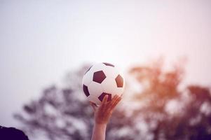 l'immagine ritagliata di giocatori sportivi che prendono la palla e il campo di calcio. concetto di immagine sportiva. foto