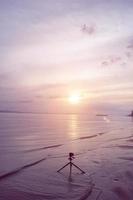imposta la fotocamera e il mare per vedere il tramonto foto