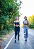 le donne si esercitano felicemente per una buona salute. concetto di esercizio