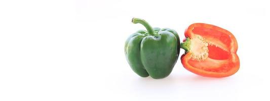 peperoni dolci freschi isolati su sfondo bianco. peperoni colorati su sfondo bianco foto