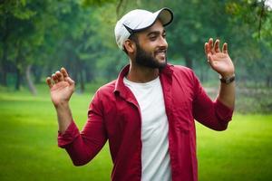 un ragazzo sorride nel parco foto